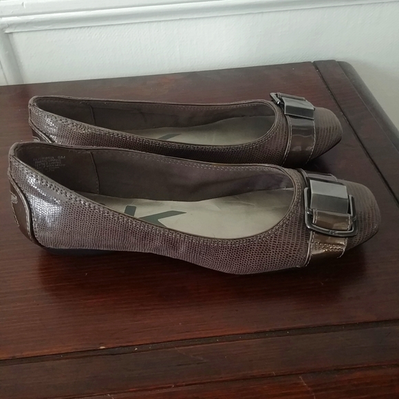 Anne Klein Womens Snakeskin Buckle Flats Brown Size 6M - Picture 4 of 7